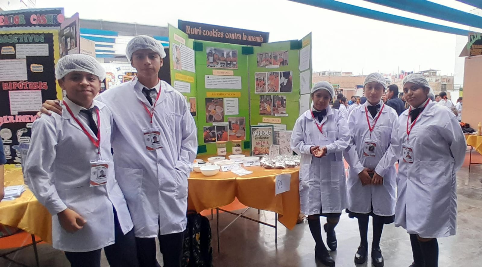 Integrantes del grupo Six Seven presentando el proyecto Nutri-Cookies en la exposición escolar